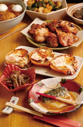 こだわりのさばの味噌煮、きんぴらごぼう、おでんなど日替わりおばんざいは300円からとリーズナブル