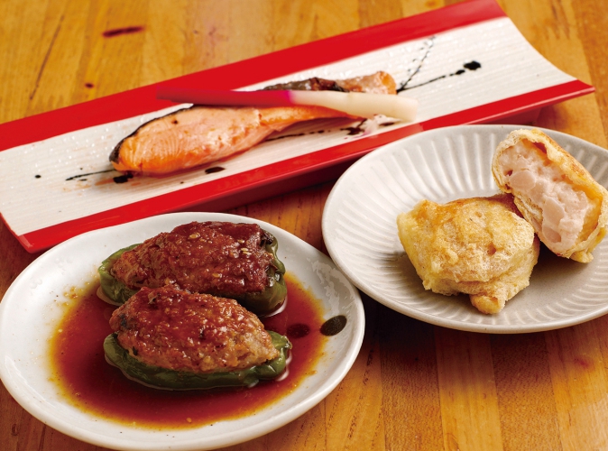 ピーマンの肉詰め、油揚げにポテサラやマカロニを詰めて焼き上げた創作風のひと品などが特に人気