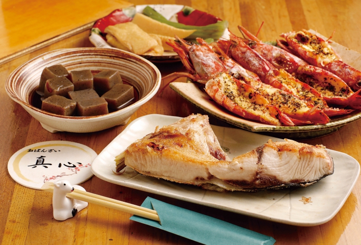 よりよい食材を仕入れて1品づつ丁寧につくられる、この日は脂ののった大きなブリのカマが入荷された