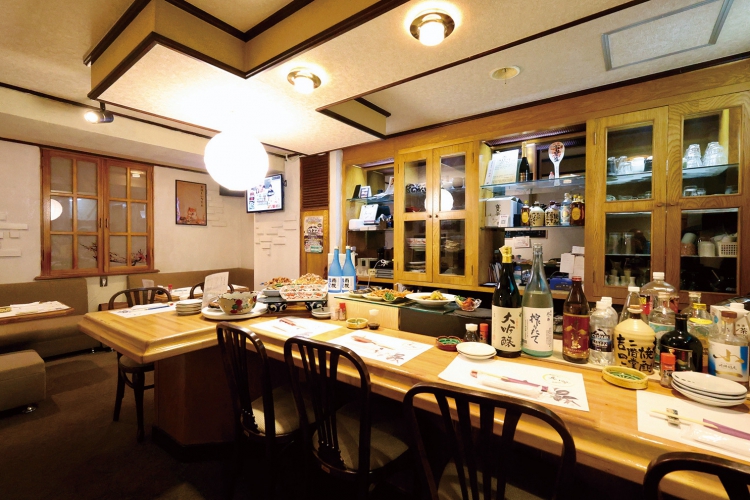 カウンター席のほか、気の合う仲間同士に最適なボックス席完備