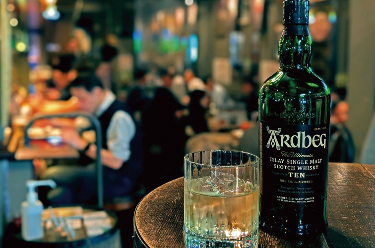 喧騒のなか、肩ひじ張らずに利用できる専門店、PUBならではの飲み方を楽しめる1品もある