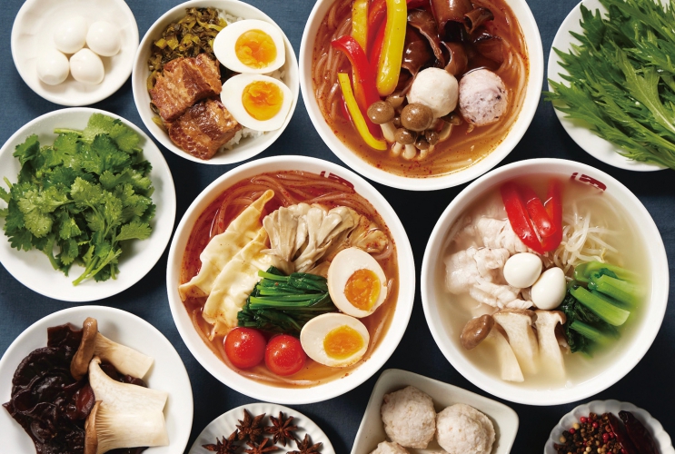 選べる具材は50種類以上、野菜類、水餃子、トッポギ、湯葉などを用意