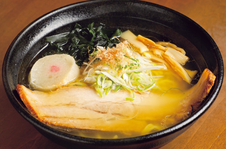 透き通ったスープの「あっさり塩」970円、スープを飲み干す人も多い 