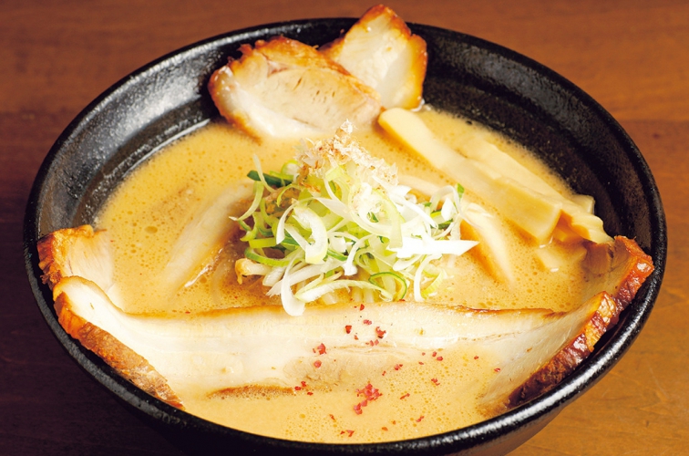 ボリュームのある「味噌チャーシューメン」1,390円、チャーシューはかなり大きく厚みもあるもので、ほどよい食感と肉本来の味を楽しめる 
