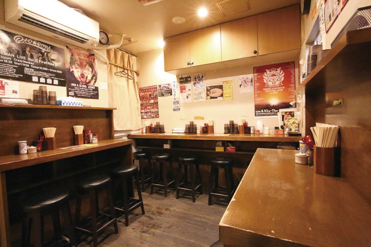 カウンター全8席。朝方まで営業しているので、〆の1杯にオススメ