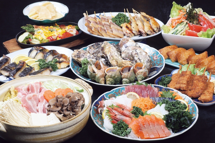 刺身盛り合わせ、串カツ、青ツブ&カキ、北海チーズ焼き、2種の焼魚、手羽先&豚串、いなり寿司、サラダ、漬物、鍋の料理10品に、生ビール、ウイスキー、サワー、カクテル、日本酒などが150分飲み放題の宴会コース4,350円