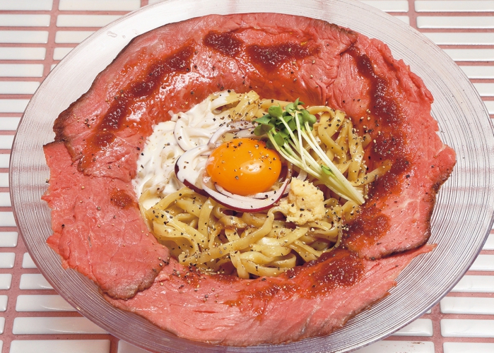 「プレミアムまぜSOBA」1,980円は、特製ローストビーフを大胆に並べたひと際目立つ逸品