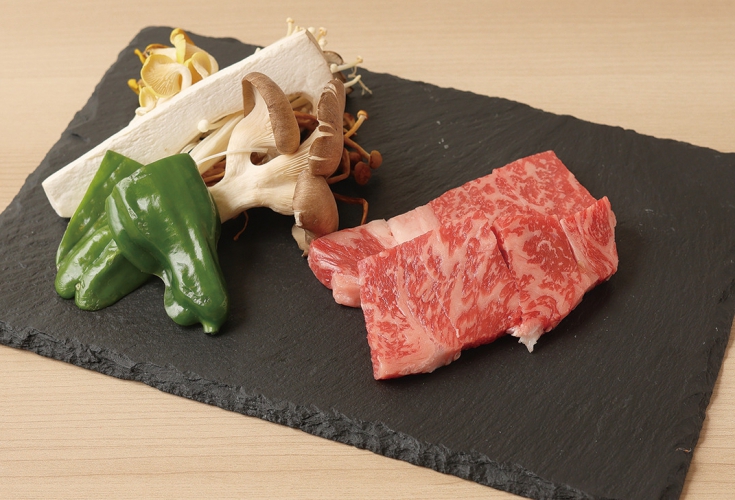 上品な甘みを持つ白老牛のサーロインは900円