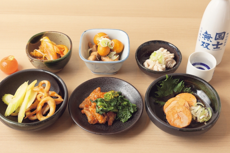 日替わりメニューのホルモンと菜の花50円、あん肝100円など破格のメニューで話題沸騰