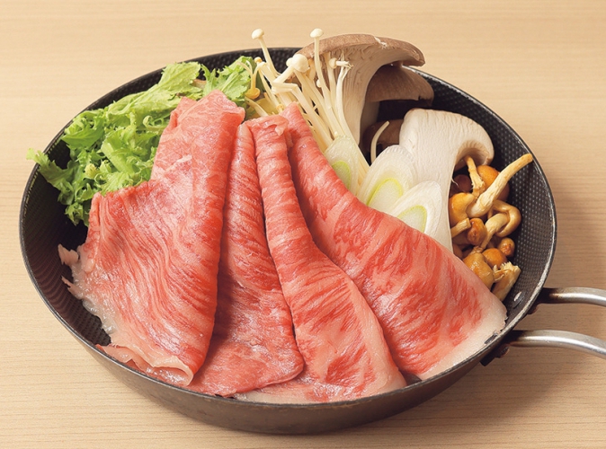 白老牛のモモを使用したすき焼き、玉子がついて700円、程よくサシが入った上質な肉を使用している