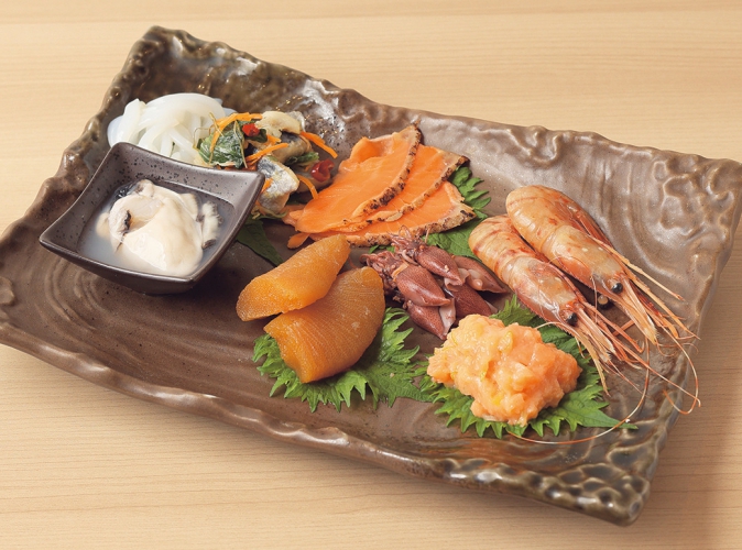 刺身8点盛り900円、内容は日替わりとなっており、この日の目玉はボタンエビ。単品なら100円