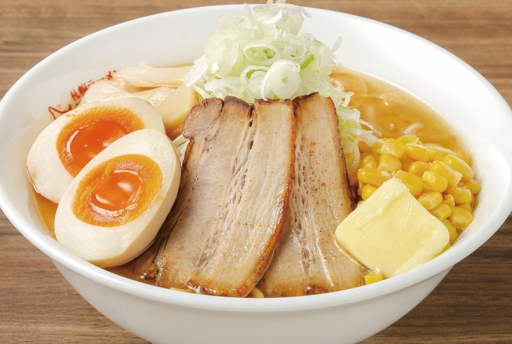 チャーシューや味玉などトッピング全部のせの「味噌ラーメン極」