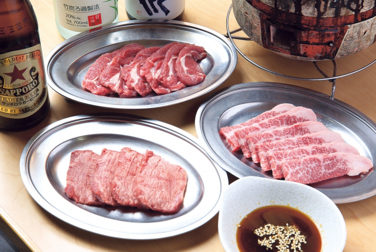 七輪を使用した昔ながらの炭火焼肉を楽しめる、厚切りの牛タンを味わって