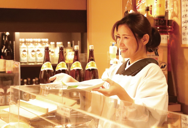割烹着姿が似合う元気で明るい女将の手料理に心が癒される