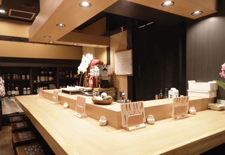 カウンター席のみのこぢんまりとした空間、行きつけの店にしたい1軒