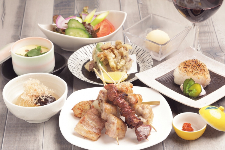 焼鳥だけでなく、季節の食材を使用した1品料理も豊富に揃えている