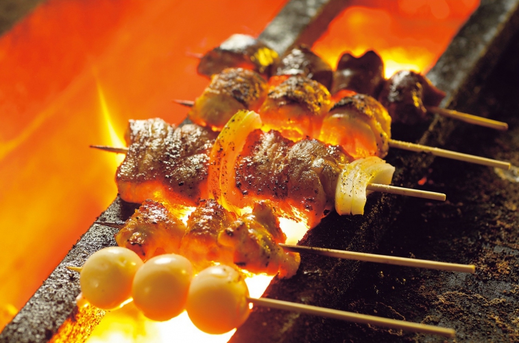 表面はこんがり中は柔らかくジューシーに焼き上げる串焼きは1本200円~