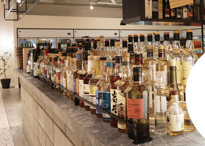 カウンターに並ぶ酒の中から好きなものをセレクト、単品(30ml)800円~
