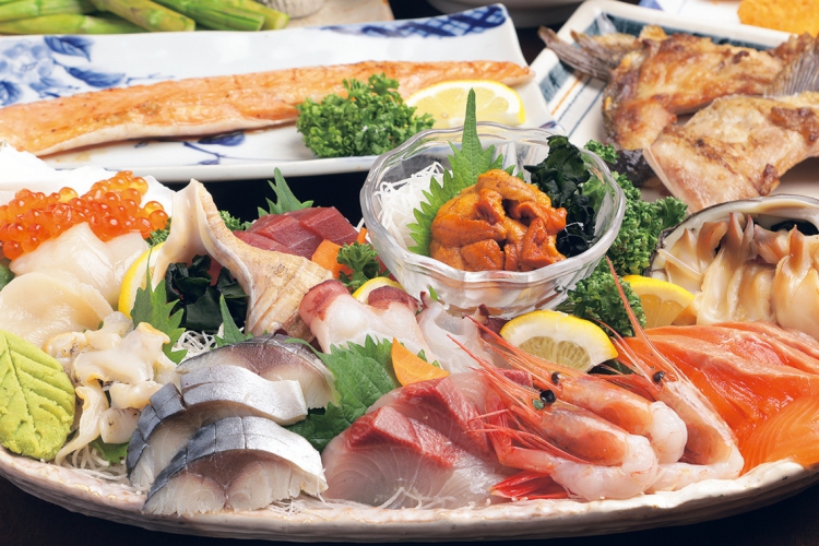 ウニ、ホッキ、ツブなど北海道の新鮮な魚介類を楽しめる「豪華絢爛日替り10点盛り」4,880円