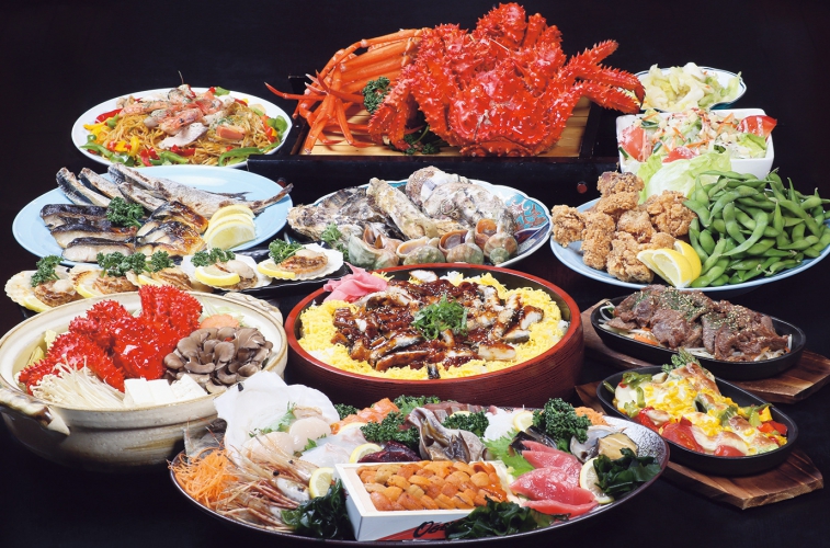 花咲ガニの姿盛り、ウニ、鰻チラシなど料理13品に、生ビールや地酒が120分飲み放題の宴会コースが8,000円。花咲ガニの姿盛り単品は3,000円~