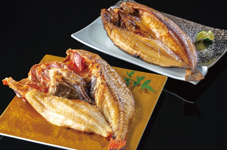 手前から「北海道産 きんき炙り焼き」12,000円、「北海道産 真ほっけ炙り焼き」3,500円