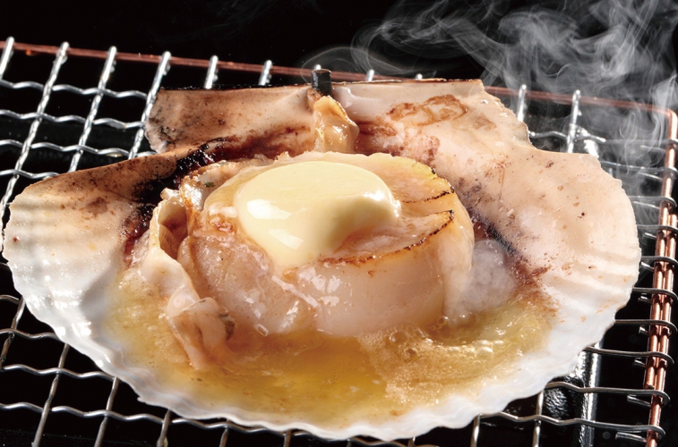 口の中でいっぱいに広がる海の香りとバターのコクがたまらない「北海道産帆立 バター焼き」1,320円