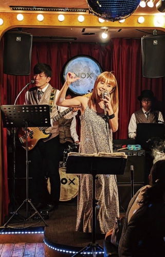 生演奏ステージは毎夜19:30、20:45、21:30、22:30、ラストの計5回