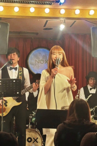 生演奏ステージは毎夜19:30、20:45、21:30、22:30、ラストの計5回にわたり行われる