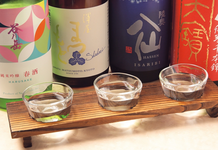 日本酒3種飲み比べセット2,000円、好きな地酒3品を選んで楽しめる