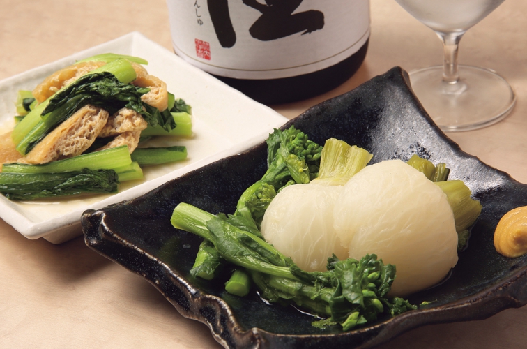 ダシがしみ込んだカブと小松菜の煮付けは家庭料理ならではの優しい味付けが特徴