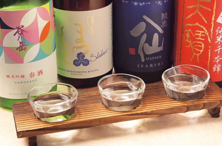 日本酒3種飲み比べセット2,000円、お好きな旬の地酒3品を選んで楽しめる