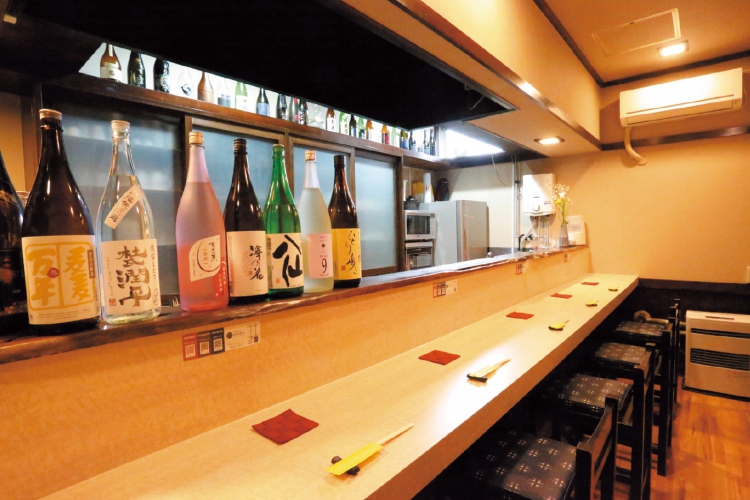 カウンター7席の小ぢんまりとした隠れ家的な店 