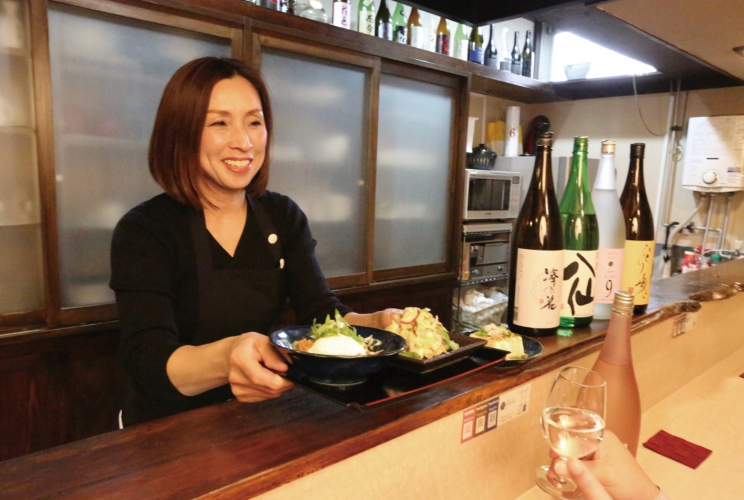 「1番のオススメ料理は牛肉のしぐれ煮温玉のせです」と女将