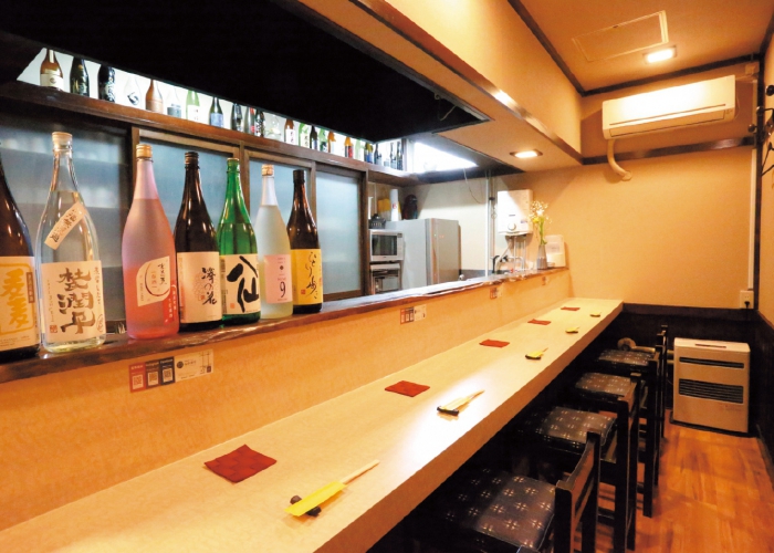 カウンター7席の小ぢんまりとした店