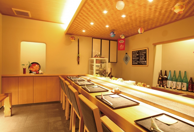 カウンター6席の小ぢんまりとした店