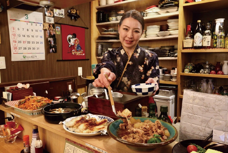 映画や1人飲みが好きな齋藤女将。気さくな接客で迎えてくれる