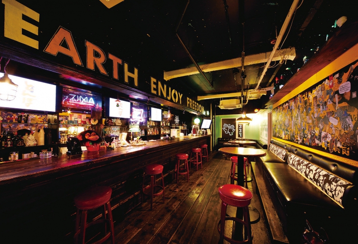 オシャレで広々とした店内、奥には個室席を用意