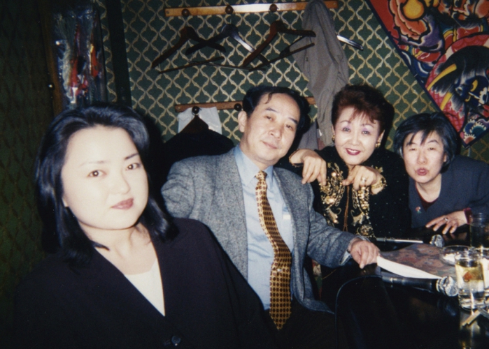 開店から2年、約45年前当時に撮影した写真。ママは右から2番目