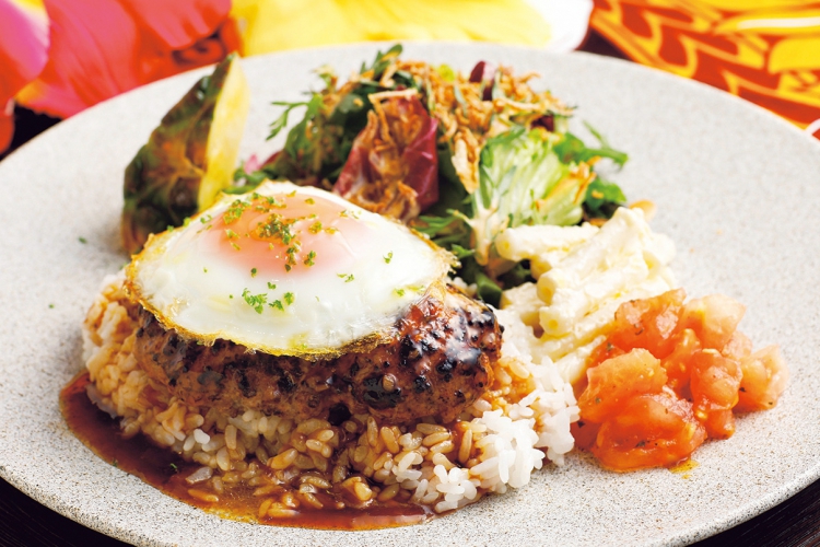 「ロコ」はローカルや地域、「モコ」は混ぜるといった意味。ハワイのソウルフード「ロコモコ」1,080円