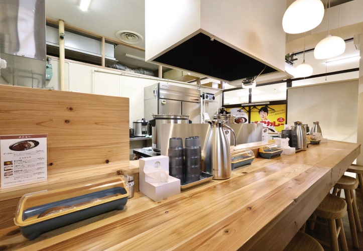 レトロな雰囲気の店内、カウンター8席、出入り口は2箇所