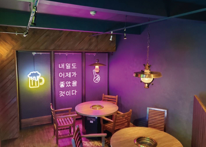 きらめくハングル文字のネオンで韓国旅行の気分を味わえる店内