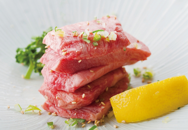 タンの中でも特に柔らかく希少な部位の「厳選タンモト」