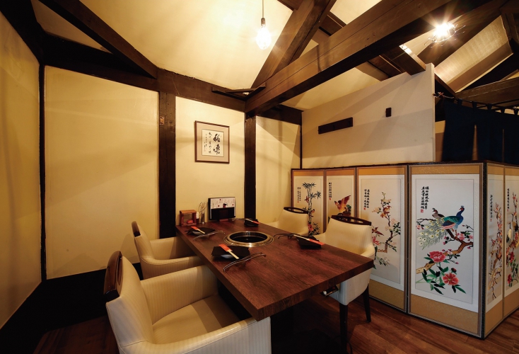韓国の雰囲気が漂う2階のテーブル席。カウンター席や個室も完備