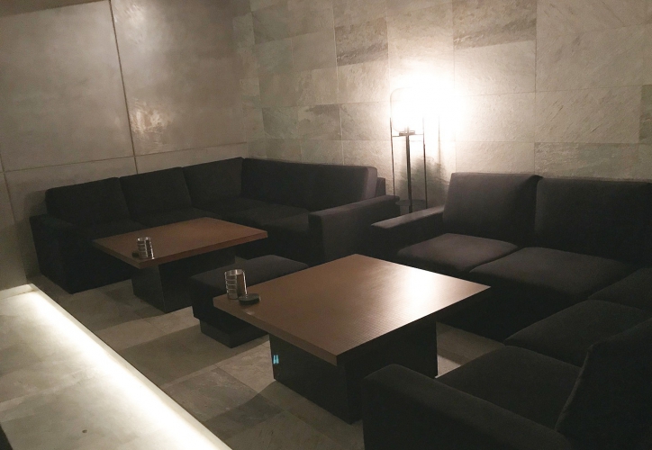 落ち着きのある店内にはカウンター席のほかソファー席を完備