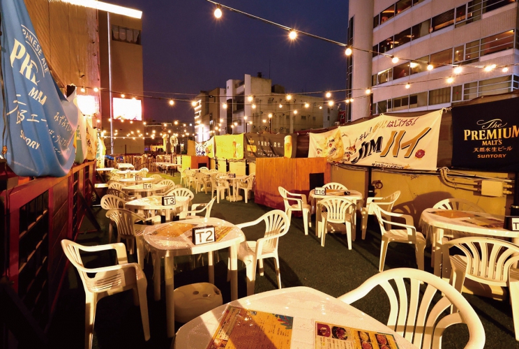 奥行のある広々としたスペースで夏の夜を楽しんで。20歳以下入店不可