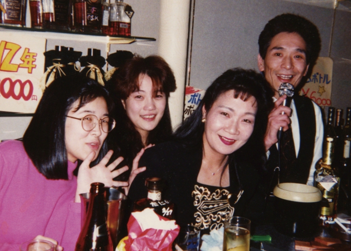 約30年前の写真。左の2番目から現3代目オーナーママの望さん、幸子さん、先代の太田正師さん