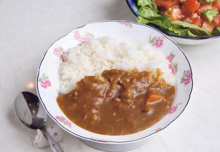 愛情たっぷりの紫艶カレーはケンコバがおかわりしたほど