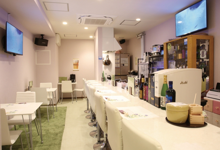 店内はカウンター8席、テーブル席3卓を完備 