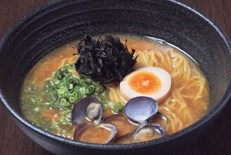 1番人気の「こっさりしじみ味噌ラーメン」850円。麺は、中太縮れの「さがみ屋製麺」を使用