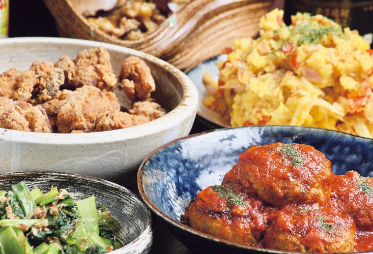 日替わりの大皿料理がカウンターの上にズラリと並ぶ